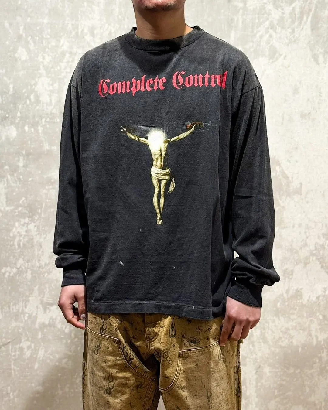 SAINT Mxxxxxx × Kosuke Kawamura KK_LS TEE/COMPLETE CONTRL/BLK KK joint model Jesus AK submachine gun cross long-sleeved TEE Washed black S-XL KK joint model creative submachine gun Jesus cross The fading of sulfur dye on ready-to-wear and washed water to make it old Hand-splashed ink hole processing The printing is repeatedly modified to outline the ultimate restoration ZP Cylindrical side seam high weight fabric Stiff and comfortable Correct accessories Customized co-branded wash mark/little angel mark, top purchasing agent level